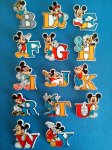 Lot PROMO de 14 BADGES Mickey présentant les lettres de l'alphabet
